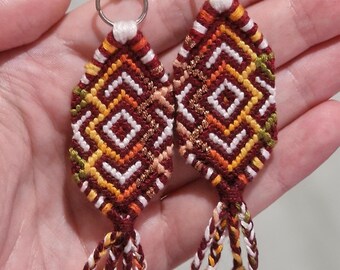 Pendiente de nudo, regalo único hecho a mano, accesorios de joyería, materiales reciclados, cierre de acero inoxidable, hilo con efecto metálico.