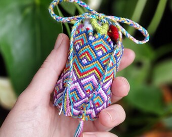 Minibolso de macramé anudado a mano, monedero bohemio colorido, monedero arcoíris
