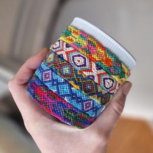 Geknüpftes Freundschafts Armband, Handarbeit, Einzigartiges Geschenk, Accessoires, Schmuck, Quadratmuster und Chevron, Sommer wie Winter