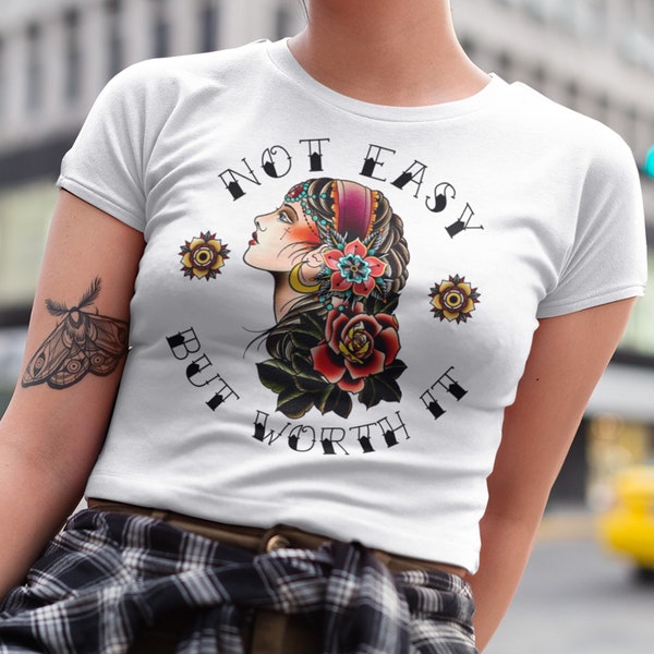 No es fácil pero vale la pena camisa de tatuaje, diseño flash de tatuaje vintage, tatuaje de cabeza de dama, camiseta tradicional americana, regalo para ella