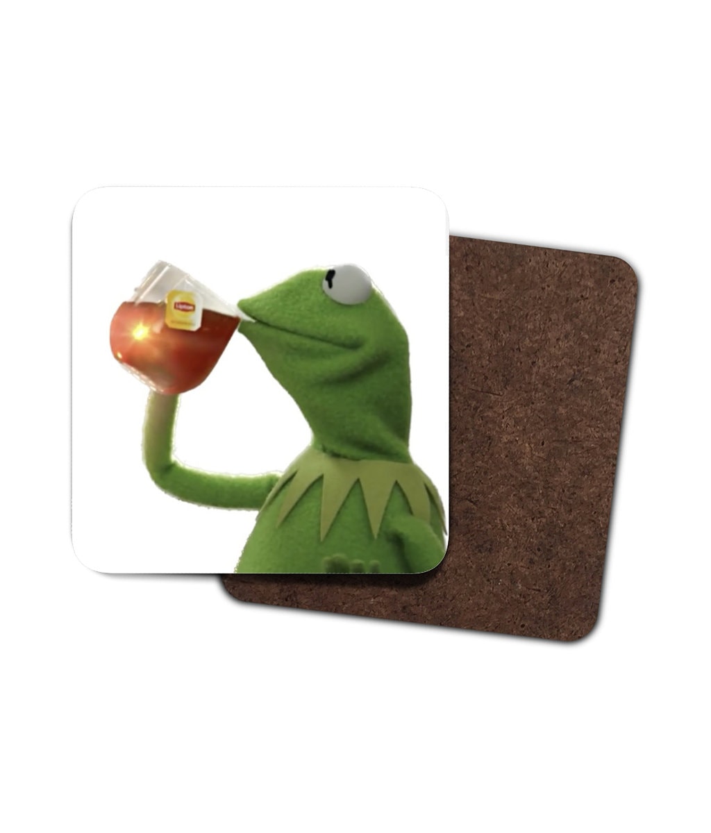 Posavasos con meme de la rana Gustavo tomando té (enlace a la taza  correspondiente en la descripción) - Etsy México, image size:1024x1200