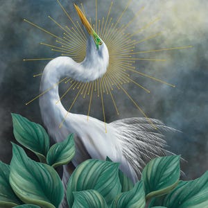 Pode incluir: Uma pintura digital de uma gar&ccedil;a branca com pesco&ccedil;o longo e curvo e bico amarelo, posicionada atr&aacute;s de grandes folhas verdes vibrantes. Um halo dourado com linhas finas e radiantes envolve a cabe&ccedil;a da ave contra um c&eacute;u escuro e nublado.