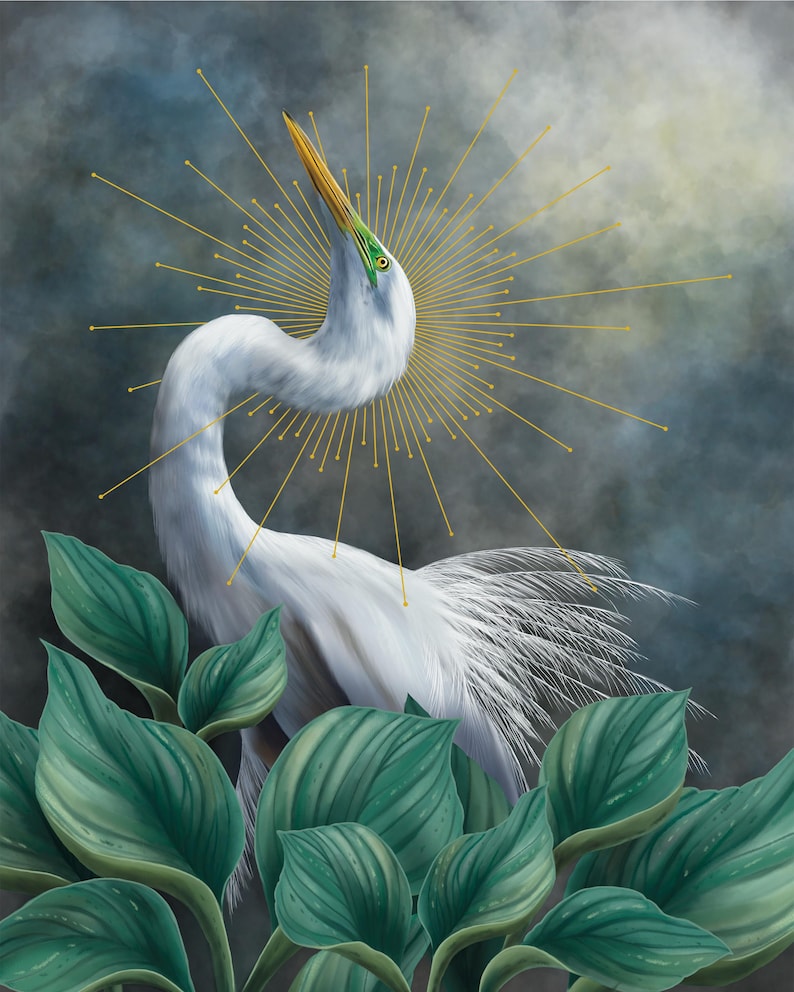 Pode incluir: Uma pintura digital de uma gar&ccedil;a branca com pesco&ccedil;o longo e curvo e bico amarelo, posicionada atr&aacute;s de grandes folhas verdes vibrantes. Um halo dourado com linhas finas e radiantes envolve a cabe&ccedil;a da ave contra um c&eacute;u escuro e nublado.