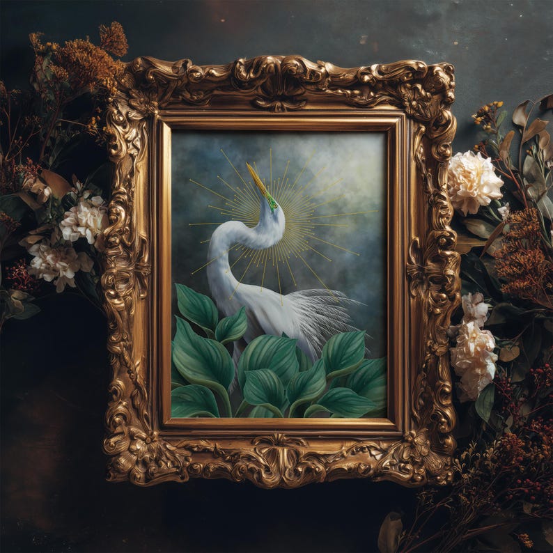 Pode incluir: Uma pintura emoldurada apresentando uma gar&ccedil;a branca com um pesco&ccedil;o longo e curvo entre grandes folhas verdes. A ave &eacute; retratada com um halo dourado de raios de sol atr&aacute;s da cabe&ccedil;a contra um fundo escuro e sombrio, tudo dentro de uma moldura dourada ornamentada.