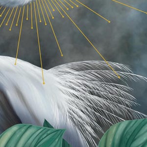 Pode incluir: Uma ilustra&ccedil;&atilde;o digital apresentando uma ave branca com plumagem detalhada, posicionada atr&aacute;s de grandes folhas verdes. Um gr&aacute;fico de raios de sol dourados com linhas finas e radiantes estende-se da parte superior da ave contra um fundo cinza-escuro.