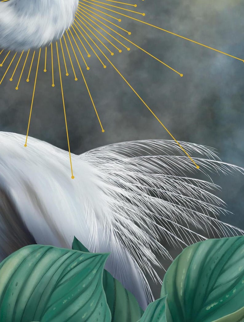 Pode incluir: Uma ilustra&ccedil;&atilde;o digital apresentando uma ave branca com plumagem detalhada, posicionada atr&aacute;s de grandes folhas verdes. Um gr&aacute;fico de raios de sol dourados com linhas finas e radiantes estende-se da parte superior da ave contra um fundo cinza-escuro.