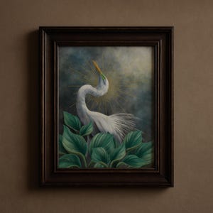 Pode incluir: Uma pintura emoldurada de uma gar&ccedil;a branca com um pesco&ccedil;o longo e curvo, posicionada atr&aacute;s de grandes folhas verdes. A ave apresenta uma aur&eacute;ola dourada de raios solares atr&aacute;s da cabe&ccedil;a contra um c&eacute;u escuro e nublado. Moldura castanho-escura.