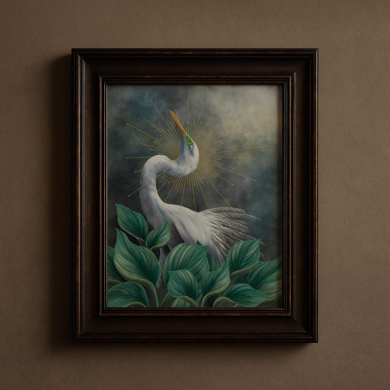 Pode incluir: Uma pintura emoldurada de uma gar&ccedil;a branca com um pesco&ccedil;o longo e curvo, posicionada atr&aacute;s de grandes folhas verdes. A ave apresenta uma aur&eacute;ola dourada de raios solares atr&aacute;s da cabe&ccedil;a contra um c&eacute;u escuro e nublado. Moldura castanho-escura.
