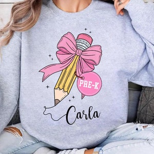 Nombre de lápiz personalizado PNG, Regreso a la escuela png, Nombre personalizado Archivo digital para niños, Lápiz coqueta con lazo png, Camisa para niños, Camiseta para niños pequeños