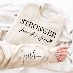 Eres más fuerte que la tormenta PNG SVG, Boho Self Care, Svg motivacional, Diseño de manga, Camisa de moda, Afirmaciones diarias positivas Svg Png