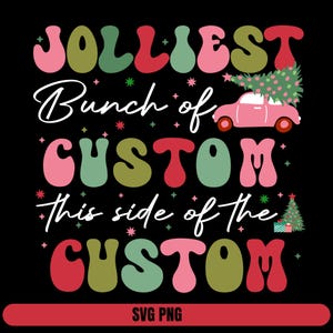 Peut inclure: Un design sur le thème de Noël avec le texte "Jolliest Bunch of Custom this side of the Custom" dans une police rétro. Le texte est en différentes couleurs, notamment rouge, vert, rose et jaune. Une voiture rose avec un sapin de Noël sur le toit est représentée dans le design.