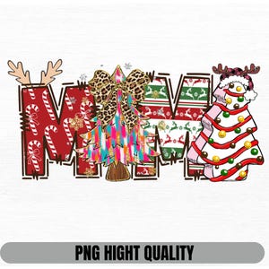 Peut inclure: Un design de Noël festif épelant "MAMA" avec des éléments décoratifs. Les lettres sont remplies de cannes en bonbon, de sapins de Noël et de motifs de rennes. Le design comprend un nœud et un sapin de Noël avec un chapeau en forme de bois de renne.