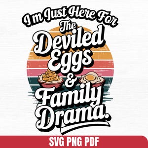 Peut inclure: Graphisme rétro avec le texte "I'm Just Here For The Deviled Eggs & Family Drama". Le design comprend des illustrations d'œufs mimosa et un fond de coucher de soleil. La bannière inférieure indique "SVG PNG PDF".