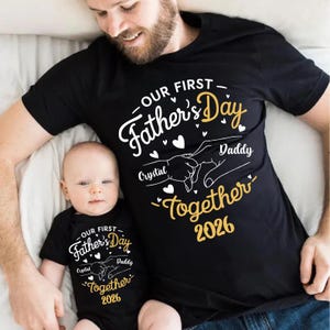 Może przedstawiać: Rustykalny drewniany szyld z napisem "Welcome to our home" w stylu ręcznym. Szyld ma postarzaną powierzchnię i prosty, zachęcający design, idealny na ganek lub do wejścia.