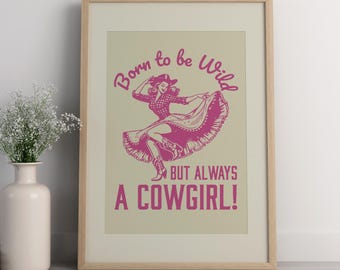 Könnte beinhalten: Ein rosa-weißes Poster mit einer Vintage-Illustration einer Frau in einem rosa Kleid und Cowboyhut. Der Text lautet "Born to be Wild but always a Cowgirl!"