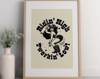 Könnte beinhalten: Schwarz-weiß-Illustration einer Frau mit Cowboyhut und Stiefeln, mit dem Text "Ridin' High Twerkin' Low!" um sie herum.