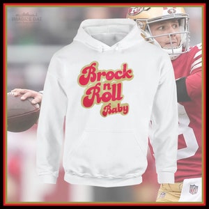 Brock Purdy &#39;BROCK &#39;N ROLL BABY&#39; Sudadera con capucha blanca (Unisex)