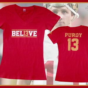 Blusa con cuello en V para mujer Brock Purdy &#39;BEL13VE&#39; (rojo)