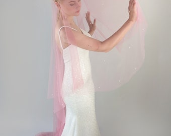 Velo da sposa rosa antico: tulle rosa, perle bianche, pettine argento