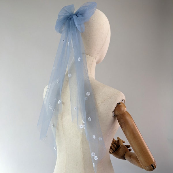 3D Blumen Braut Haarschleife Dusty Blau Farbe, Floral Soft Tüll Schleife mit Haarkamm - Alternative Brautschleier, Minimalistischer Schleier