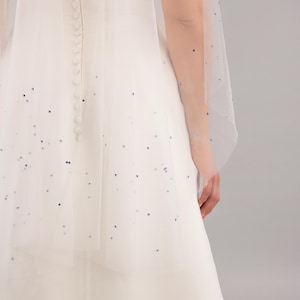 Voile ivoire avec strass bleus, voile à deux niveaux, tulle ivoire blanc avec strass bleus, quelque chose de bleu - avec peigne de mariée