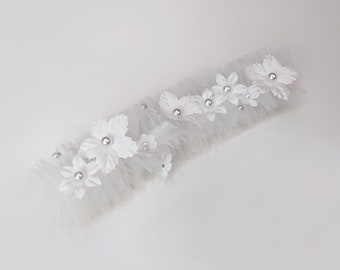 Jarretière de mariage en tulle avec fleurs et perles - Jarretière de mariée blanche avec perles de nacre et éléments floraux 3D