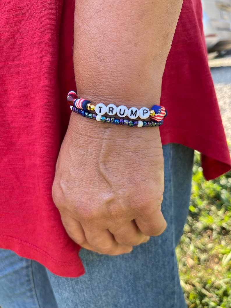 K&ouml;nnte beinhalten: Ein Armband mit roten, wei&szlig;en und blauen Perlen und dem Wort "TRUMP" in wei&szlig;en Perlen.