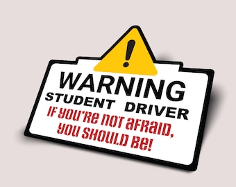 Könnte beinhalten: Ein gelbes Warnschild mit einem schwarzen Ausrufezeichen in einem Dreieck. Das Schild lautet "WARNING STUDENT DRIVER If you're not afraid, you should be!"