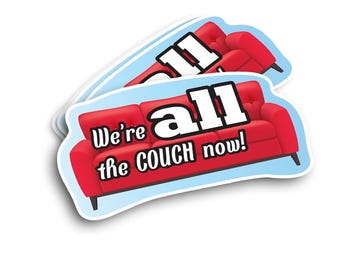 以下が含まれることがあります： 青い背景に「We're all the couch now!」というテキストが書かれた赤いソファのステッカーです。