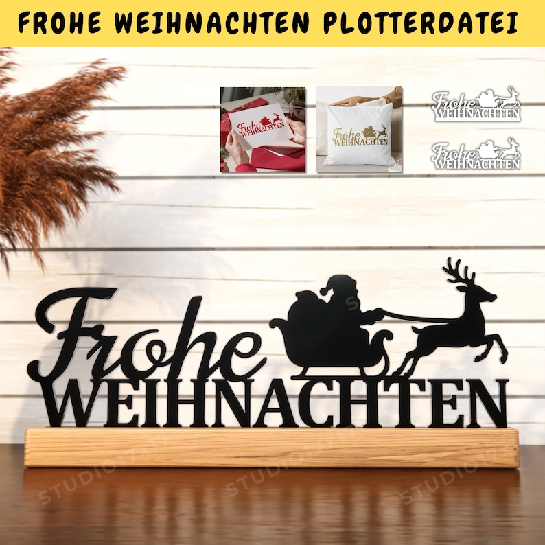 K&ouml;nnte beinhalten: Schwarze Weihnachtsdekoration aus Holz mit den Worten "Frohe Weihnachten" und einer Silhouette des Weihnachtsmanns in einem von einem Rentier gezogenen Schlitten. Die Dekoration steht auf einem Holzsockel.