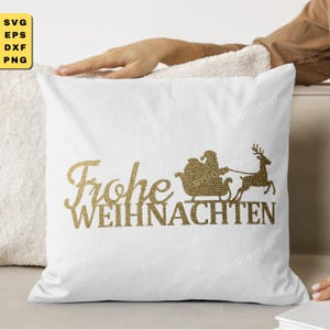 K&ouml;nnte beinhalten: Wei&szlig;es quadratisches Kissen mit goldenem Text und einer goldenen Silhouette von Santa Claus in einem Schlitten, der von einem Rentier gezogen wird. Der Text lautet "Frohe WEIHNACHTEN". Eine festliche Weihnachtsdekoration.