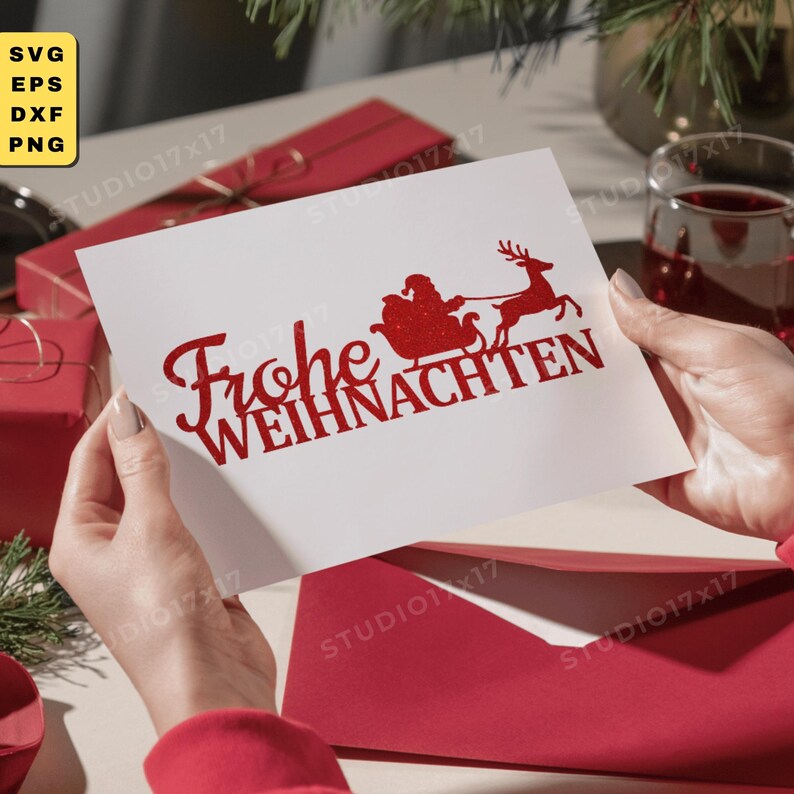 K&ouml;nnte beinhalten: Eine wei&szlig;e Karte mit den Worten "Frohe Weihnachten" in roter Schrift, die eine Silhouette des Weihnachtsmanns in einem von einem Rentier gezogenen Schlitten zeigt. Die Karte wird von H&auml;nden gehalten, mit einem roten Umschlag und Geschenken im Hintergrund.