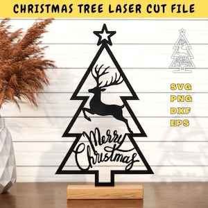Könnte beinhalten: Schwarze lasergeschnittene Weihnachtsbaumdekoration mit einem Stern oben und einer Rentiersilhouette im Inneren. Die Worte "Merry Christmas" sind unten geschrieben. Es ist auf einem Holzsockel montiert. Der Text "CHRISTMAS TREE LASER CUT FILE" steht oben.