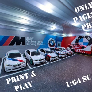 Puede incluir: Una colección de coches modelo a escala 1:64 en un entorno de garaje. Los coches son blancos con detalles azules y rojos. Las paredes del garaje están decoradas con logotipos de BMW y el texto "BMW Performance Driving School". El texto "ONLY 3 PAGES TO PRINT" y "PRINT & PLAY" también es visible en la imagen.
