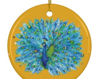 Könnte beinhalten: Runder, gelber Ornament mit einem Pfau mit leuchtend blauen und grünen Federn. Die Schwanzfedern des Pfaus sind aufgefächert und zeigen komplizierte Details. Ein goldener Faden ist zum Aufhängen befestigt. Das Ornament ist ein dekorativer Artikel.