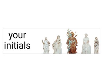Könnte beinhalten: Ein weißes Banner mit dem Text "your initials" in schwarzen Buchstaben. Das Banner zeigt fünf weiße Statuen von Menschen, darunter ein Ritter mit Helm und Schwert und eine Frau, die eine Lanze hält. Die Statuen stehen vor einem weißen Hintergrund.