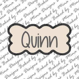 Puede incluir: Un cortador de galletas con forma de hueso, contorno gris oscuro e interior beige claro. El nombre Quinn está impreso en el centro con una fuente gris oscuro sin remates. El fondo presenta una marca de agua repetida con el texto Baked by Mina Designs.