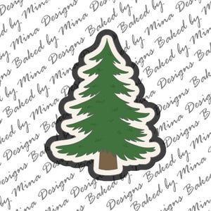 Op de afbeelding: Een groene kerstboomkoekjesvormer met een bruine stam en een witte omtrek. De koekjesvormer bevindt zich op een witte achtergrond met de tekst "Designs Baked by Mina" die wordt herhaald.