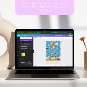 Może przedstawiać: Ekran laptopa wyświetlający cyfrowy projekt zaproszenia na urodziny w stylu Toy Story. Zaproszenie jest dla chłopca o imieniu Mason, kt&oacute;ry kończy 3 lata. Projekt zawiera niebieskie tło z postaciami Woody'ego, Buzza Astrala i Jessie. Tekst "Mason kończy 3 lata" jest w białym kolorze z czerwonym obramowaniem. Zaproszenie jest rozmiaru 12,7x17,8 cm.