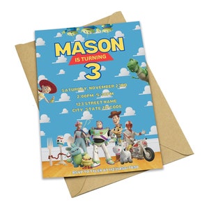 Może przedstawiać: Niebieskie i białe zaproszenie na urodziny z obrazkiem postaci z filmu Toy Story. Zaproszenie zawiera napis "MASON MA 3 LATKA" i zawiera datę, godzinę i adres imprezy. Zawiera r&oacute;wnież informacje RSVP.