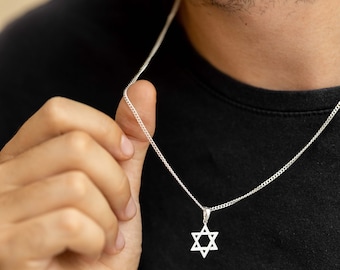 Può includere: Una collana a catena d'argento con un ciondolo a stella di David d'argento.