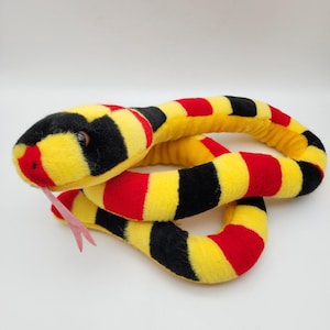 Pelúcia vintage da cobra píton Carnival da K&M International, 137 cm (54"), vermelha, preta e amarela, 2004.