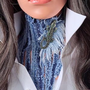 Denimchoker met pluizige franje en babyalligator op een denim &#39;golf&#39;/Bekijk meer in mijn winkel.