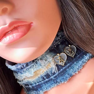 Distressed denim choker ketting met gouden lint en cupido-hangers/perfect cadeau/zie meer in mijn winkel.