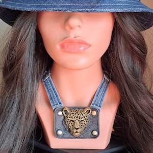 Denim ketting met riemlussen en luipaardkop op leer/Perfect cadeau/Bekijk meer in mijn winkel.