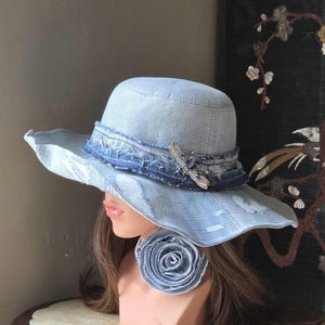 Chapeau patchwork en denim recyclé 23"/58 cm : coton fait main, bandeau vieilli, broche libellule, bord renforcé par un fil de fer
