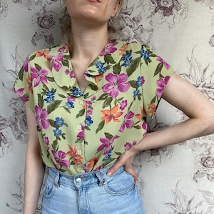 Vintage pistachio green blouse with short sleeves, women’s shirt in pink floral print and with ruffle collar