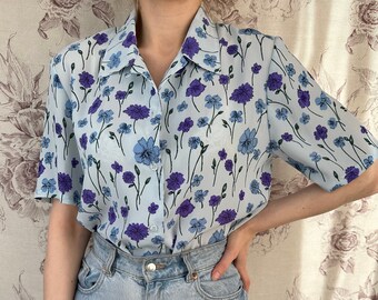 Blusa vintage plisada azul con estampado floral, elegante camisa de mujer de manga corta y flores violetas