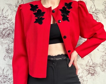 Vintage roter Blazer mit schwarzer Samt-Blumenapplikation, elegante edle Jacke mit Puffärmeln