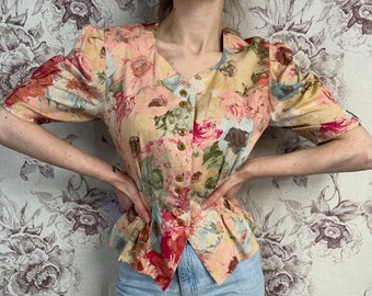 Vintage tailored multicolor floral print blouse, elegant shirt with short puffed sleeves